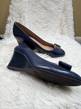 Tory Burch Navy Gemini Link Bow Wedge Pumps